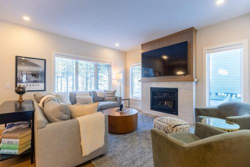 Posezení v ubytování Four Bears Chalet by Fernie Central Reservations