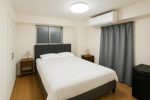 Ένα ή περισσότερα κρεβάτια σε δωμάτιο στο r311 Spacious Apartment near Dotonbori Namba Walk to Nipponbashi