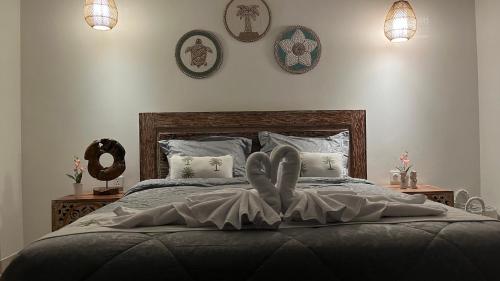 Un dormitorio con una cama con un vestido encima. en Puspa Nirwana Villa, en Kerobokan