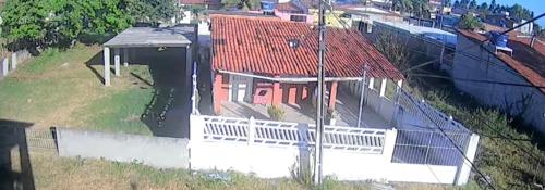 une vue aérienne d'une maison avec une clôture blanche dans l'établissement Casa de Praia em praia azul pb, à Pitimbu