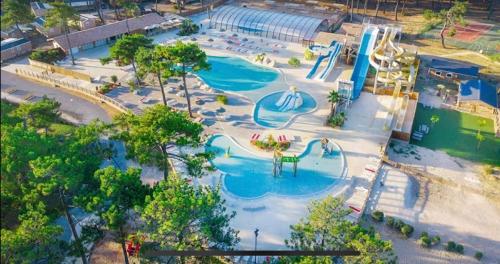 eine Luftaufnahme eines Wasserparks in der Unterkunft Tohapi camping Atlantic Club in Montalivet-les-Bains