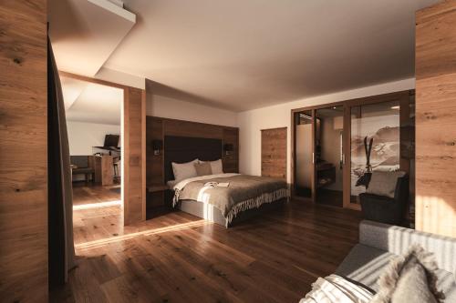 Un pat sau paturi într-o cameră la Sunnsait - Appartements für Genießer