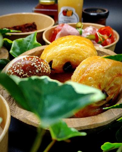 een houten bord met drie donuts op een tafel bij La cabane Céleste, spa privé in Tendon