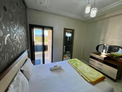 非斯prestigia fes luxury appartement的一间卧室配有一张床、梳妆台和一张西德西德西德西德床。