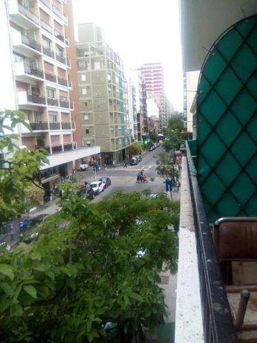 una vista di una strada cittadina da un balcone di Departamento 1ambiente a metros de la playa Zona Centro a Mar del Plata