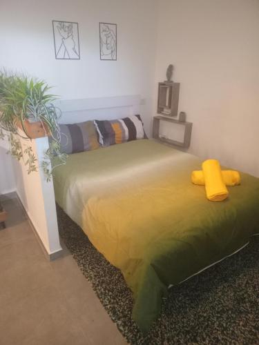 Ένα ή περισσότερα κρεβάτια σε δωμάτιο στο דור