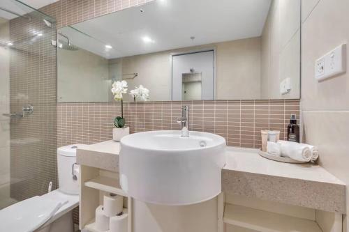 Ένα μπάνιο στο Luxury CBD High Rise Studio