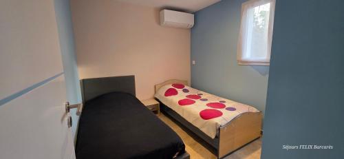 Postel nebo postele na pokoji v ubytování ECUME Appartement climatisé cosy 2 chambres pour 4 personnes au Barcarès