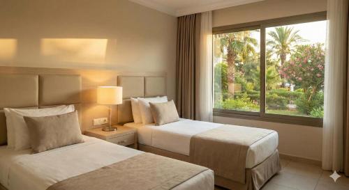 Prime Delta Sharm El Sheikh Resort客房内的一张或多张床位