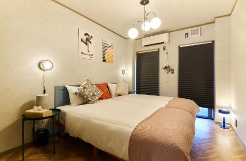 Postel nebo postele na pokoji v ubytování Mid Century Modern Kawaramachi Apt