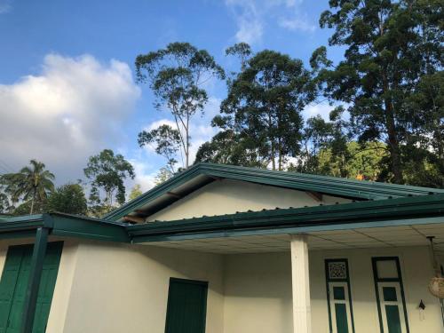 un toit vert au sommet d'une maison dans l'établissement Rathkarawwa Heights, à Haputale