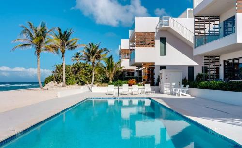 Πισίνα στο ή κοντά στο Silver Reef 1 Luxury 2BR Beachfront Retreat with Pool