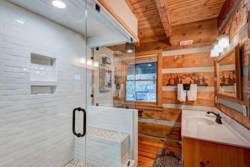 een badkamer met een douche, een wastafel en een bad bij Scarborough Fair in Banner Elk