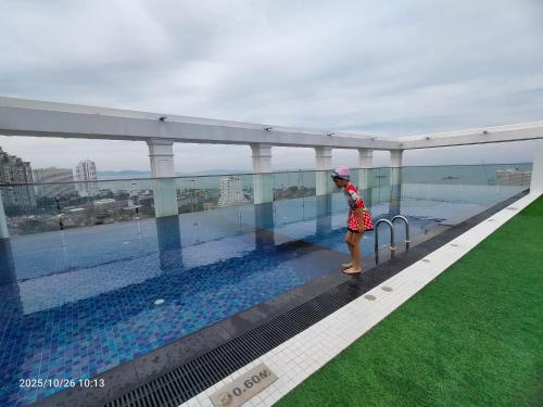 Bazén v ubytování The Empire Tower Pattaya KZi820 nebo v jeho okolí