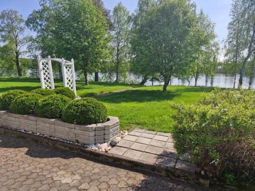 Κήπος έξω από το Luxury apartment on the riverside In Rovaniemi