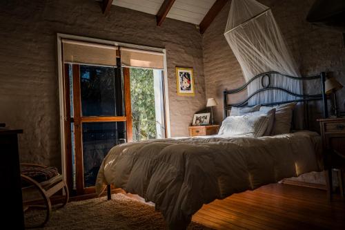 Y qué sea lo que sea في Balneario Ipora: غرفة نوم بسرير كبير ونافذة