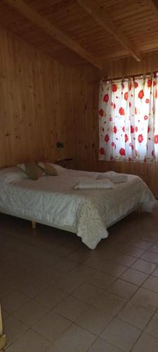 En eller flere senge i et værelse på Complejo Del Bosque