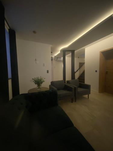 a living room with a couch and a table at Break Time Holidays Königsee, ein Juwel im Thüringer Wald in Niederdorla