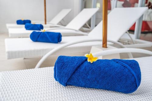 een blauwe klep op een tafel met witte stoelen bij Luxury minimalist villa The Toy in Kerobokan