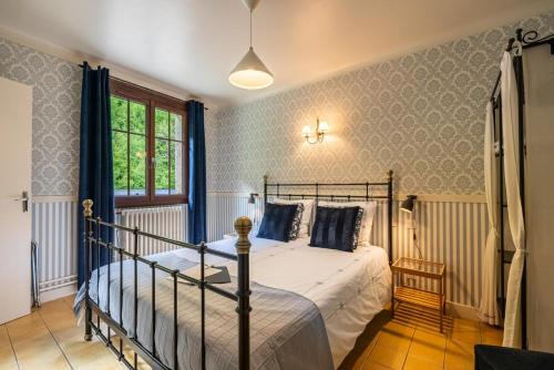 ein Schlafzimmer mit einem Bett und einem Fenster in der Unterkunft Auberge Les Myrtilles in Couflens