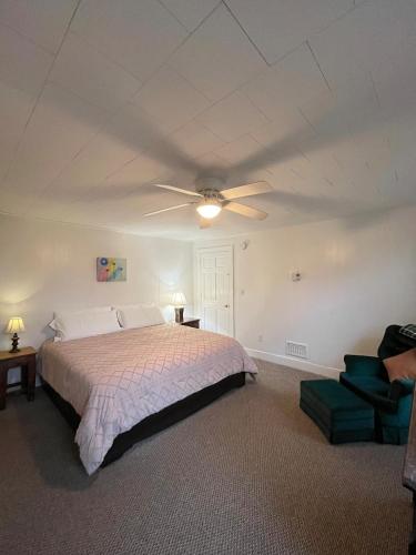 Ένα ή περισσότερα κρεβάτια σε δωμάτιο στο Gulf Stream House - Hammondsport Getaway Unit 12