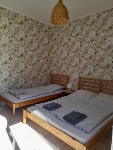 Ένα ή περισσότερα κρεβάτια σε δωμάτιο στο Agroturystyka Kruk