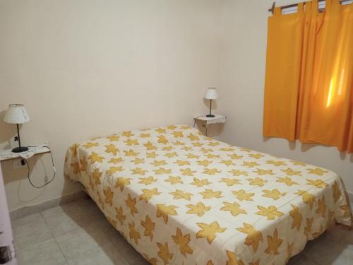 En eller flere senge i et værelse på Depto Santo Brochero centro