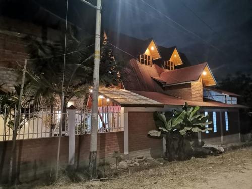 ein Haus mit einem Weihnachtsbaum darauf in der Unterkunft La Cabaña del Tony in Villa Rica