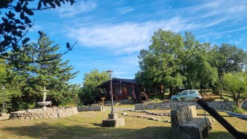 una casa con una recinzione in pietra e un'auto parcheggiata davanti di Centro Turístico Mayu Wasi a Los Angeles