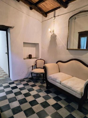 un salon avec un canapé et une chaise dans l'établissement Foresteria di Villa Carboni, à Cagliari