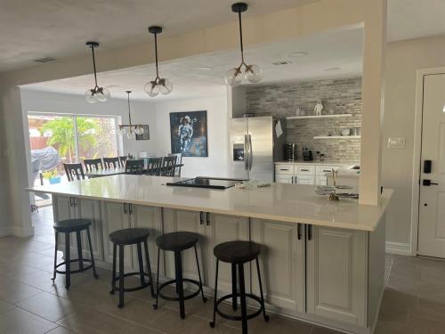 Kuchyň nebo kuchyňský kout v ubytování Pet Friendly Space Coast Oasis - Walk to beach!