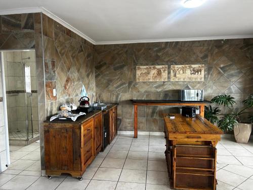 een keuken met een wastafel en een aanrecht in een kamer bij Ocean Nook in Gqeberha