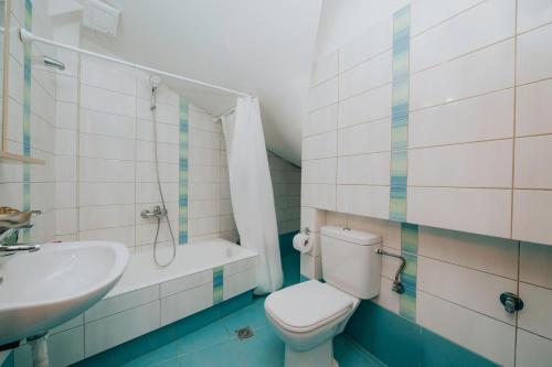 ein Badezimmer mit Toilette und Waschbecken in der Unterkunft Arachova Comfort in Arachova