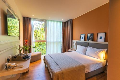 una habitación de hotel con una cama y una ventana en KaRe, en Banchette