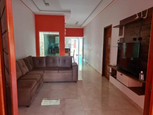 ein Wohnzimmer mit Couch und Flachbildfernseher in der Unterkunft Aconchego do São Francisco in Canindé de São Francisco