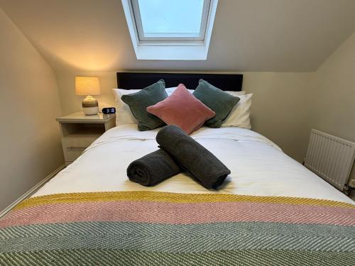 Giường trong phòng chung tại Luxury townhouse in Stirling