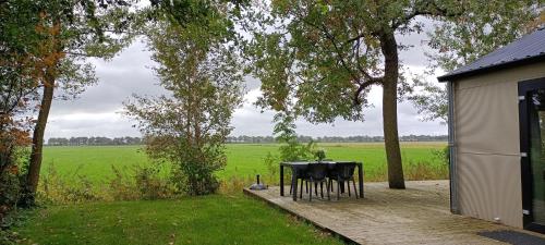 Κήπος έξω από το FEAN nature lodge, luxe verblijf met 4 fietsen en prachtig uitzicht over de landerijen, nabij natuurgebieden Drents Friese Wold, Fochterloërveen en gevangenisdorp Veenhuizen