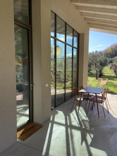 a patio with a table and chairs on a porch at Terra e Lago - Holiday home in Roe