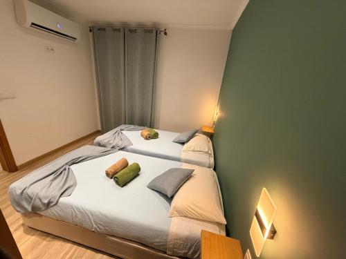 ein Schlafzimmer mit 2 Betten mit Kissen darauf in der Unterkunft Casa Trevo de 4 Folhas in Furnas