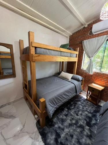 ein Schlafzimmer mit zwei Etagenbetten in einem Zimmer in der Unterkunft Casa Quinta Jurumi de La Mala Junta in Atyrá