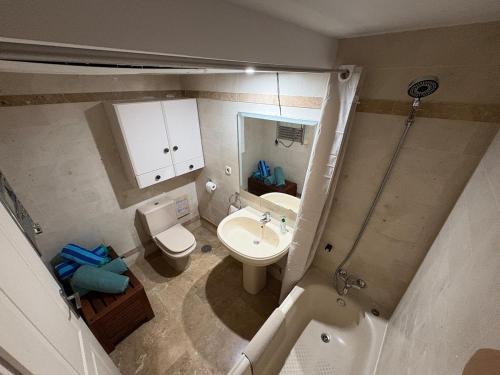 - une salle de bains avec toilettes et lavabo dans l'établissement Relax by the Sea Cosy Apartment Javea Port, à Jávea