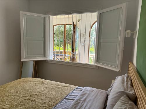 une chambre avec un lit et une fenêtre dans l'établissement Relax by the Sea Cosy Apartment Javea Port, à Jávea