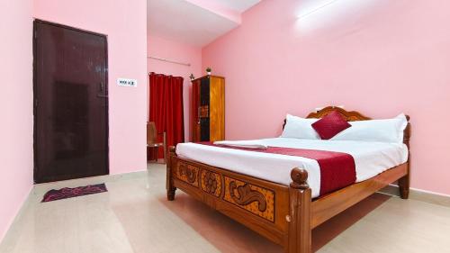 a bedroom with a bed and a tv in it at 10 mins to Rock Beach-Sérénade Homestay in Puducherry