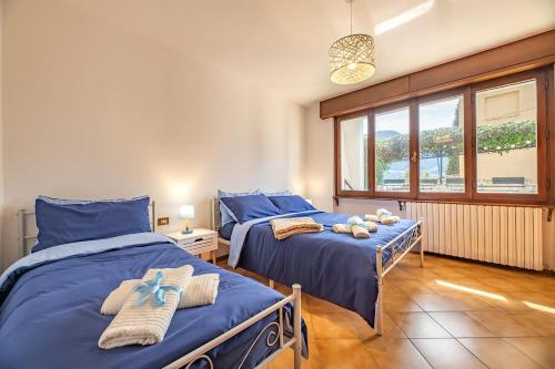 Postel nebo postele na pokoji v ubytování The Lantern Lake View Apartment