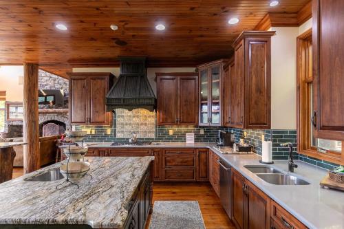 una cocina con armarios de madera y una gran isla. en Overlook Estate in The Farm, en Banner Elk
