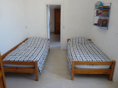 2 letti in una camera con specchio di teranova sur le port a La Celle-sous-Gouzon