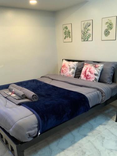 - un lit avec une couverture bleue et des oreillers dans l'établissement Pion Guesthouse Ayutthaya, à Phra Nakhon Si Ayutthaya