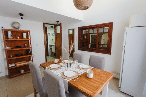 a dining room with a table and a white refrigerator at Almablanca in San Antonio de Areco