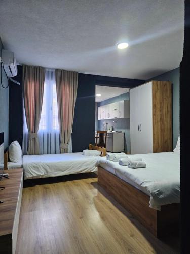 um quarto amplo com 2 camas e uma cozinha em Hotel Ari em Prizren