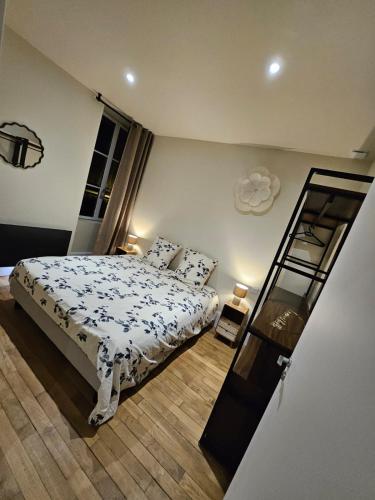 Llit o llits en una habitació de La Suite Haussman
